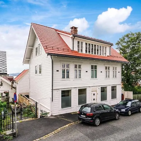 Beautiful 3 Centrally Located In Sandviken Apartmán