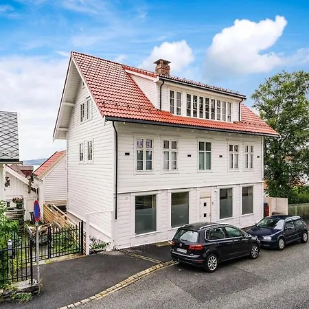 Beautiful 3 Centrally Located In Sandviken Apartmán *