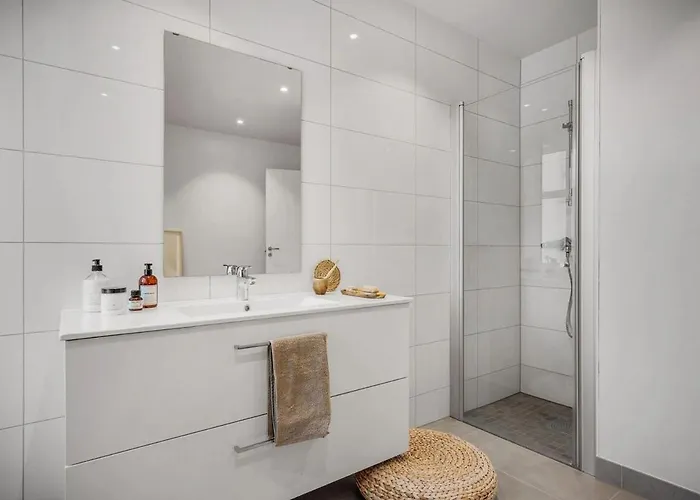 Beautiful 3 Centrally Located In Sandviken Apartament