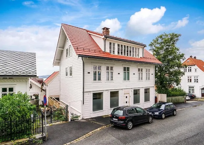 Beautiful 3 Centrally Located In Sandviken Apartment