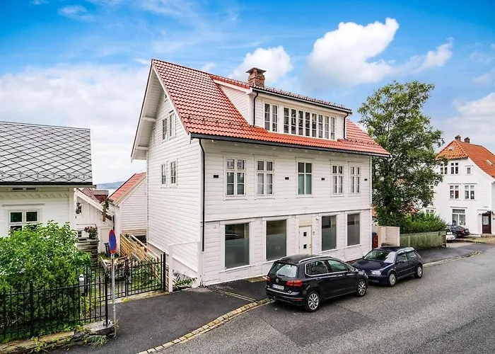 Beautiful 3 Centrally Located In Sandviken Apartment *
