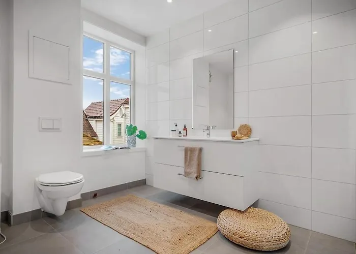 Beautiful 3 Centrally Located In Sandviken Apartment