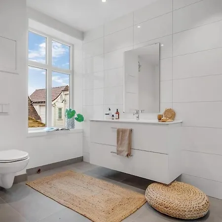 Beautiful 3 Centrally Located In Sandviken Апартаменти